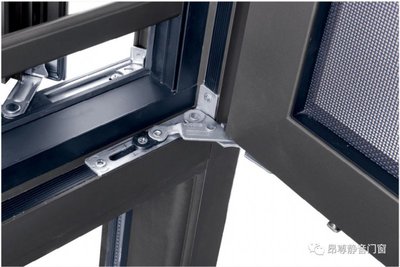 地震來襲時，門窗與空調設備 防護、風險與應對策略